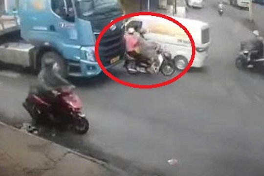 Va chạm xe máy và container, người phụ nữ tử vong tại chỗ