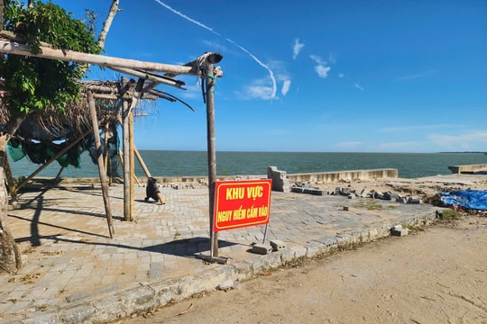 Cận cảnh đê biển trăm tỷ bị sóng đánh hư hỏng