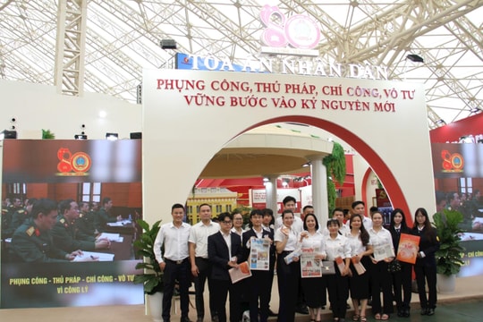 Khách tham quan ấn tượng với không gian trưng bày của ngành Tòa án