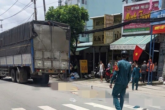 Xe tải cuốn xe máy vào gầm, hai mẹ con tử vong thương tâm