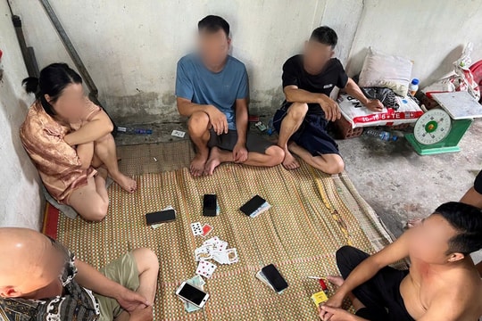 Bắt quả tang 5 đối tượng đánh bạc