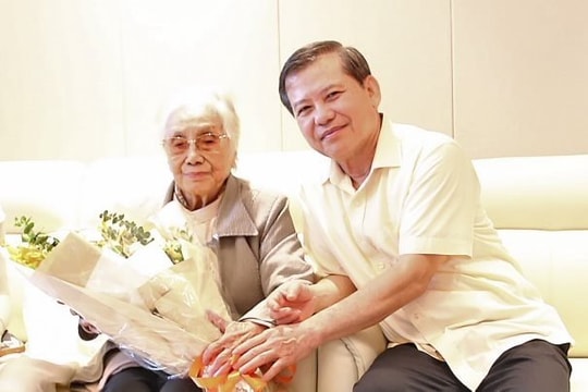 Chánh án Tòa án nhân dân tối cao Lê Minh Trí thăm nguyên Phó Chủ tịch nước Nguyễn Thị Bình