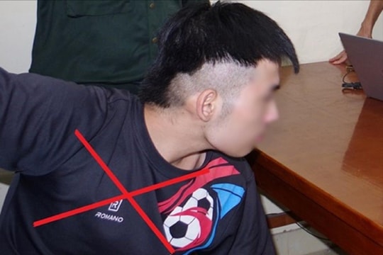 Đâm bạn trọng thương rồi dùng dao cố thủ trong nhà