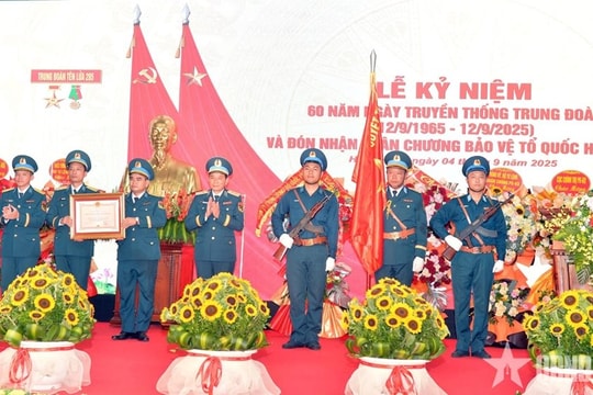 Trung đoàn Tên lửa 285 đón nhận Huân chương Bảo vệ Tổ quốc hạng Ba