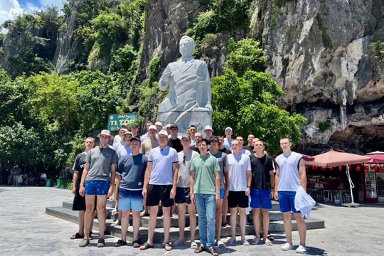 Vịnh Hạ Long chào đón 33 quân nhân Nga sau lễ diễu binh A80