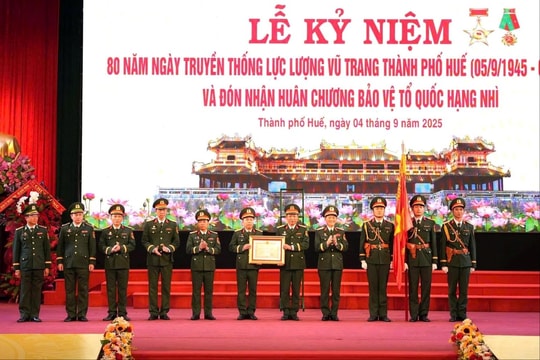 Huế vinh dự đón Huân chương Bảo vệ Tổ quốc hạng Nhì
