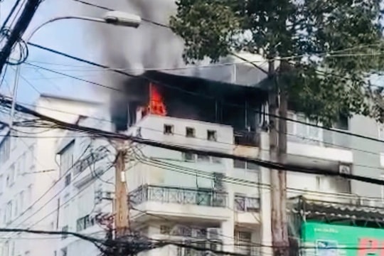 Cháy sân thượng toà nhà 4 tầng ở TP.HCM