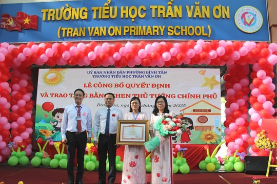 Chánh án TAND TP.HCM dự lễ khai giảng và trao Bằng khen của Thủ tướng Chính phủ