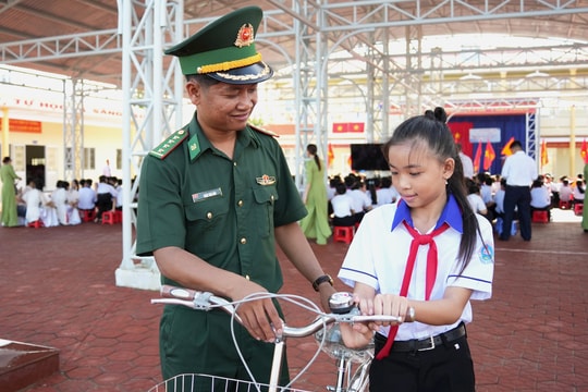 Đồng hành cùng các em học sinh khu vực biên giới đến trường