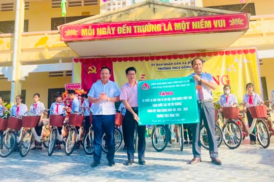 NHCSXH Thanh Hóa tặng xe đạp cho học sinh nghèo vượt khó