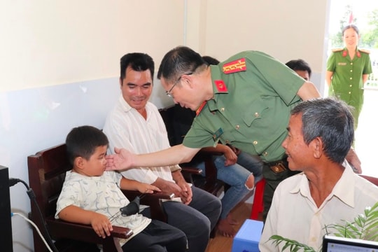 Lãnh đạo Công an TP Cần Thơ làm việc với công an cấp xã