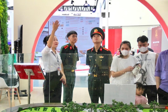 Gian triển lãm của TAND thu hút sinh viên ngành Luật