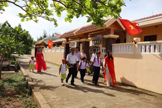 Hình ảnh xúc động tại Lễ khai giảng năm học mới trên các đảo Trường Sa