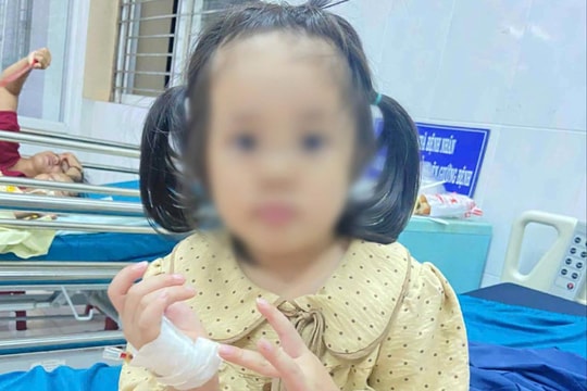 CSGT Gia Lai dùng xe chuyên dụng mở đường giúp bé gái bị rắn lục cắn đi cấp cứu