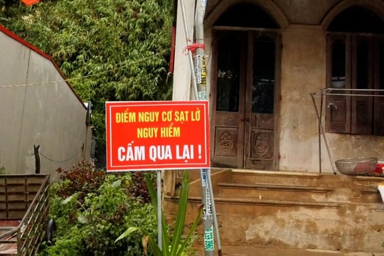 Nguy cơ bị vùi lấp do đồi sạt lở, nhiều hộ dân phải di dời khẩn cấp