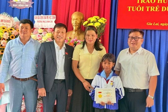 Học sinh lớp 5 ở Gia Lai nhận Huy hiệu Tuổi trẻ dũng cảm
