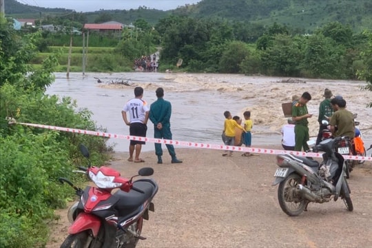 Ngầm tràn bị ngập sâu, hơn 300 hộ dân bị cô lập do mưa lớn