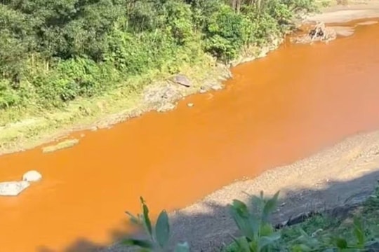 Nghệ An: Nước suối chuyển màu đỏ bất thường