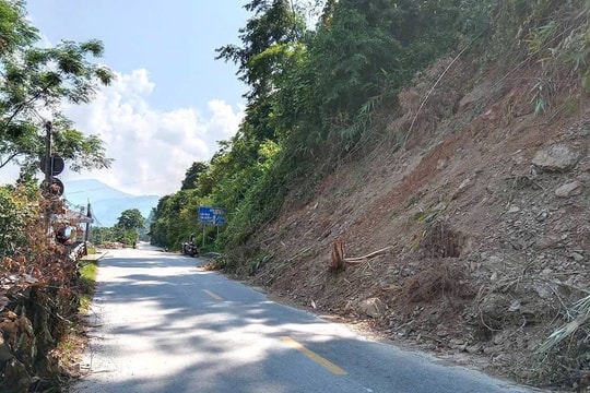 Nguy cơ sạt lở từ vết nứt núi gần quốc lộ