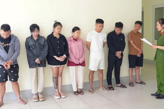 Bắt quả tang nhóm nam nữ “bay lắc” trong bar mini tự chế