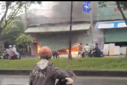 Cháy dữ dội ở nhà dân TP.HCM