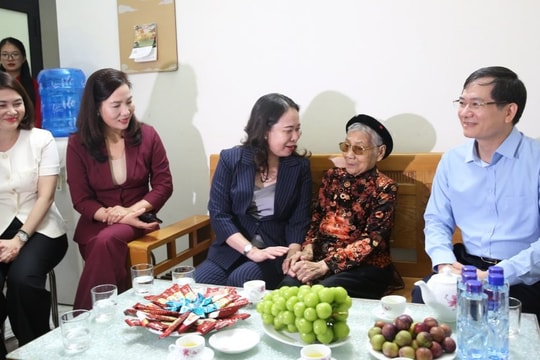 Phó Chủ tịch nước Võ Thị Ánh Xuân thăm, tặng quà gia đình chính sách tại Quảng Ninh