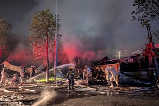 Cháy lớn dãy cửa hàng kinh doanh lúc rạng sáng ở Hà Nội