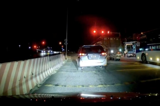 Xử phạt tài xế xe đầu kéo ngang nhiên vượt đèn đỏ