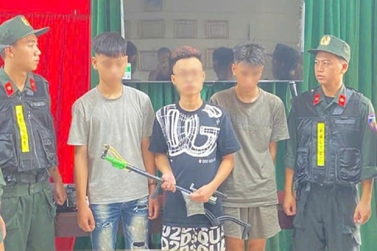 Mang súng tự chế đi giải quyết mâu thuẫn thì gặp ngay Cảnh sát cơ động