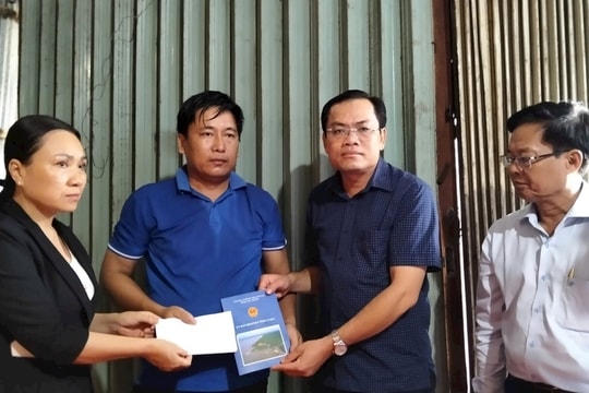 Thăm hỏi gia đình người phụ nữ tử vong do ong đốt