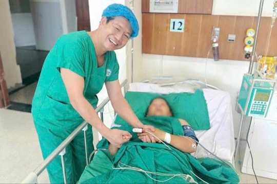 Người phụ nữ thoát chết khi bồn nước 1.000 lít từ trên cao rơi xuống