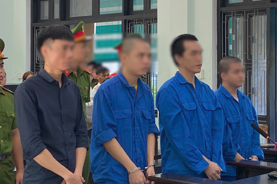 Nhóm thanh niên kéo nhau vào quán karaoke để 'bay lắc'