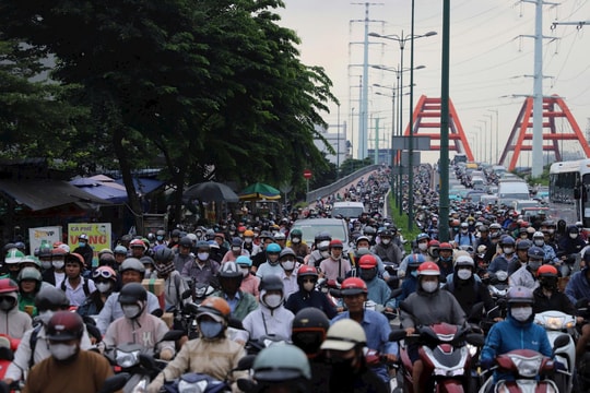 TP.HCM kẹt xe khủng khiếp trong ngày đầu học sinh đến trường
