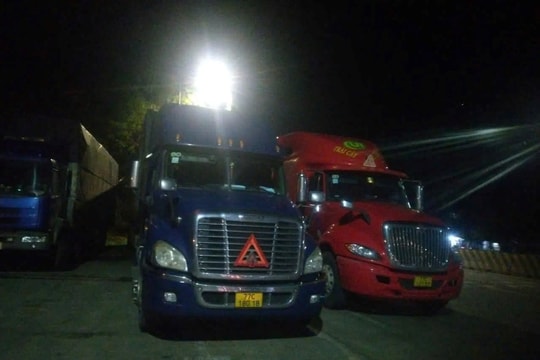 Nhiều phương tiện dừng, đỗ xe sai quy định hai bên trạm thu phí hầm Đèo Cả