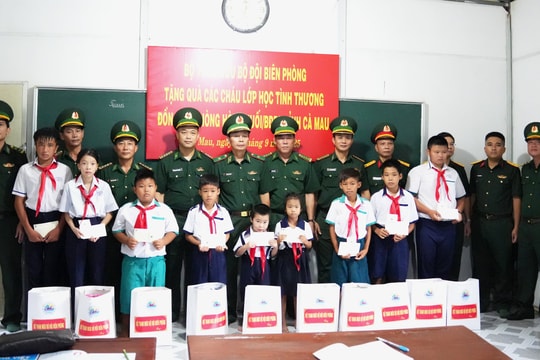 Bộ Tư lệnh BĐBP thăm, làm việc, tặng quà trên đảo Hòn Chuối