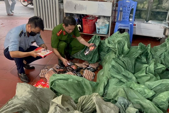 Hà Nội: Ngăn chặn gần 1 tấn xúc xích trôi nổi ngay trước Tết Trung thu