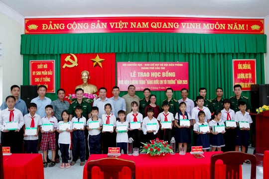 Trao 200 suất học bổng cho học sinh nghèo khu vực biên giới biển