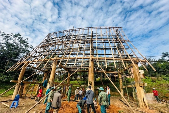 Dân làng chung tay sửa nhà rông, mừng Đại hội Đảng bộ tỉnh