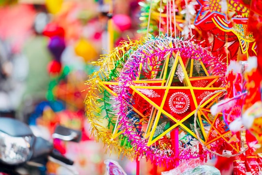 Phố Hàng Mã "nhuộm đỏ" sẵn sàng đón Trung thu