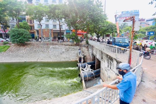 Hình ảnh sông Tô Lịch chuyển màu xanh ngắt
