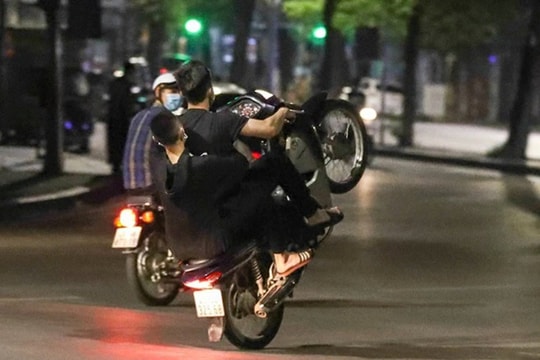 Khi thanh, thiếu niên hóa "quái xế"