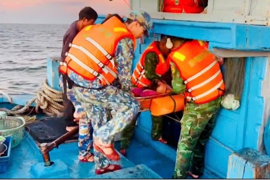 Hải đội Biên phòng 2 kịp thời cứu thuyền viên gặp nạn trên biển