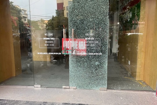 Hai nhóm thanh niên đuổi đánh nhau, phá vỡ cửa kính nhà dân