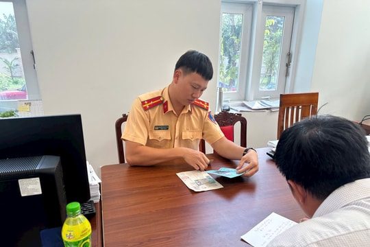 Nháy đèn pha, ngang nhiên vượt đèn đỏ, tài xế xe bán tải bị phạt hơn 20 triệu đồng