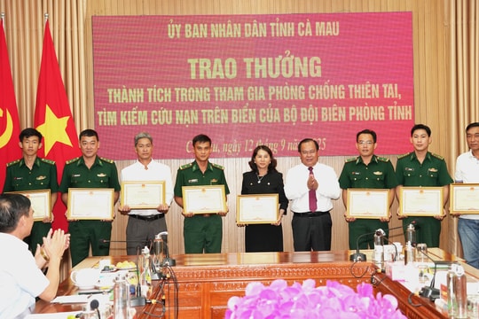 Khen thưởng quân nhân thuộc BĐBP Cà Mau trong công tác phòng chống thiên tai, cứu nạn trên biển