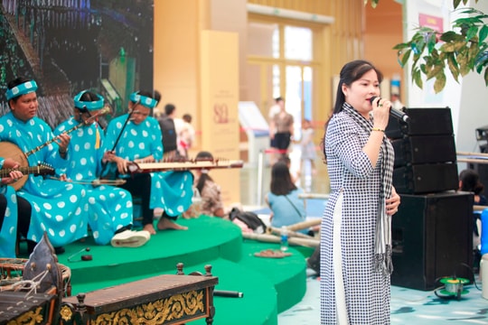 Đờn ca tài tử ngân vang tại gian trưng bày TP. Cần Thơ