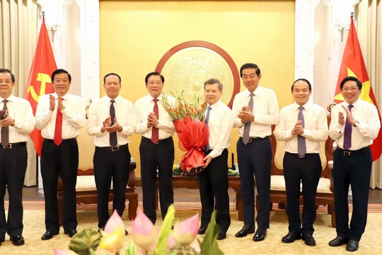 Đồng chí Phan Đình Trạc ghi nhận, chúc mừng thành tựu của ngành Tòa án