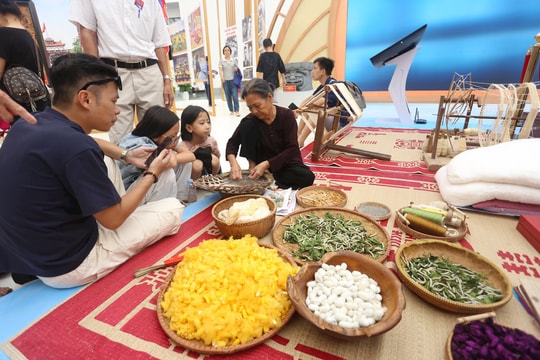 Trải nghiệm thú vị tại gian trưng bày tỉnh Hưng Yên