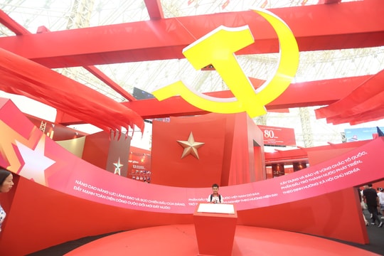 Người dân ấn tượng với triển lãm “95 năm Cờ Đảng soi đường”