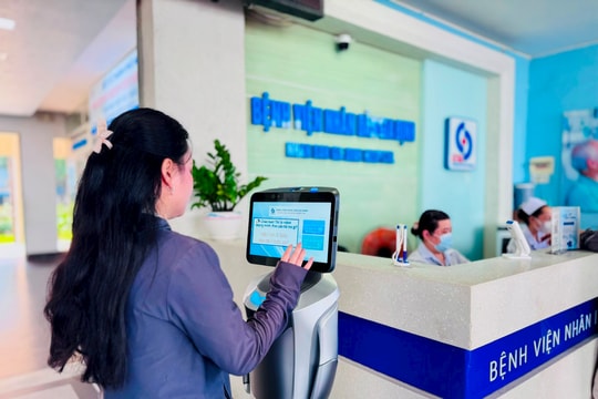 Nhân viên "độc lạ" hỗ trợ người dân ở bệnh viện TP.HCM